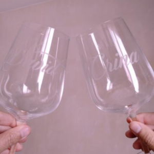 Kit de vino + 2 copas personalizadas + caja madera